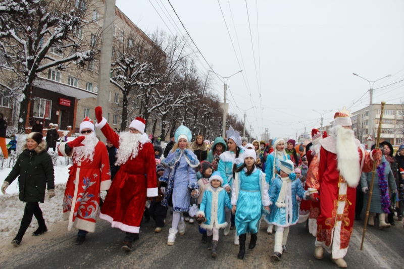 В Новочебоксарске прошел парад Дедов Морозов и Снегурочек