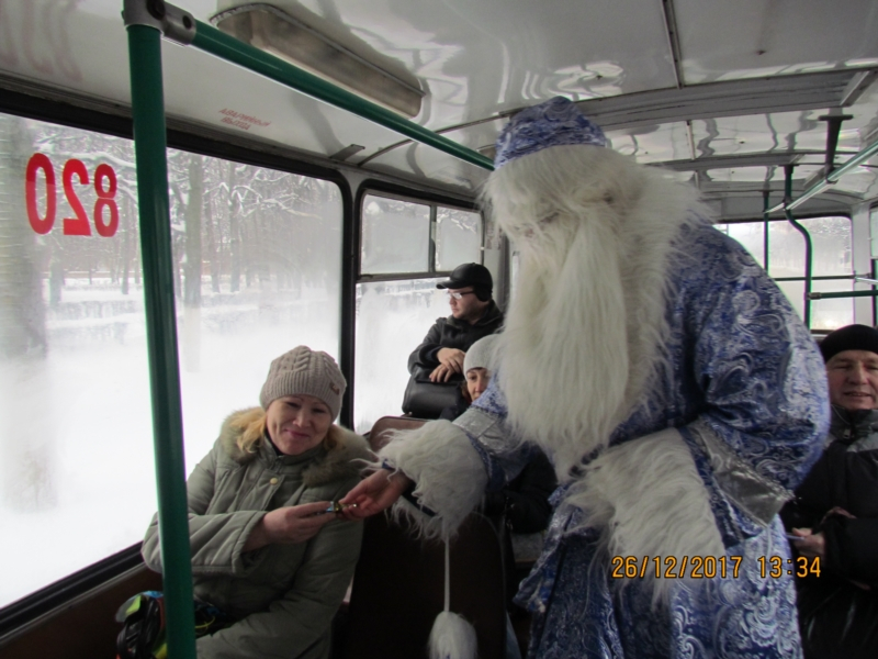 В чебоксарских троллейбусах Дед Мороз и Снегурочка искали самых умных