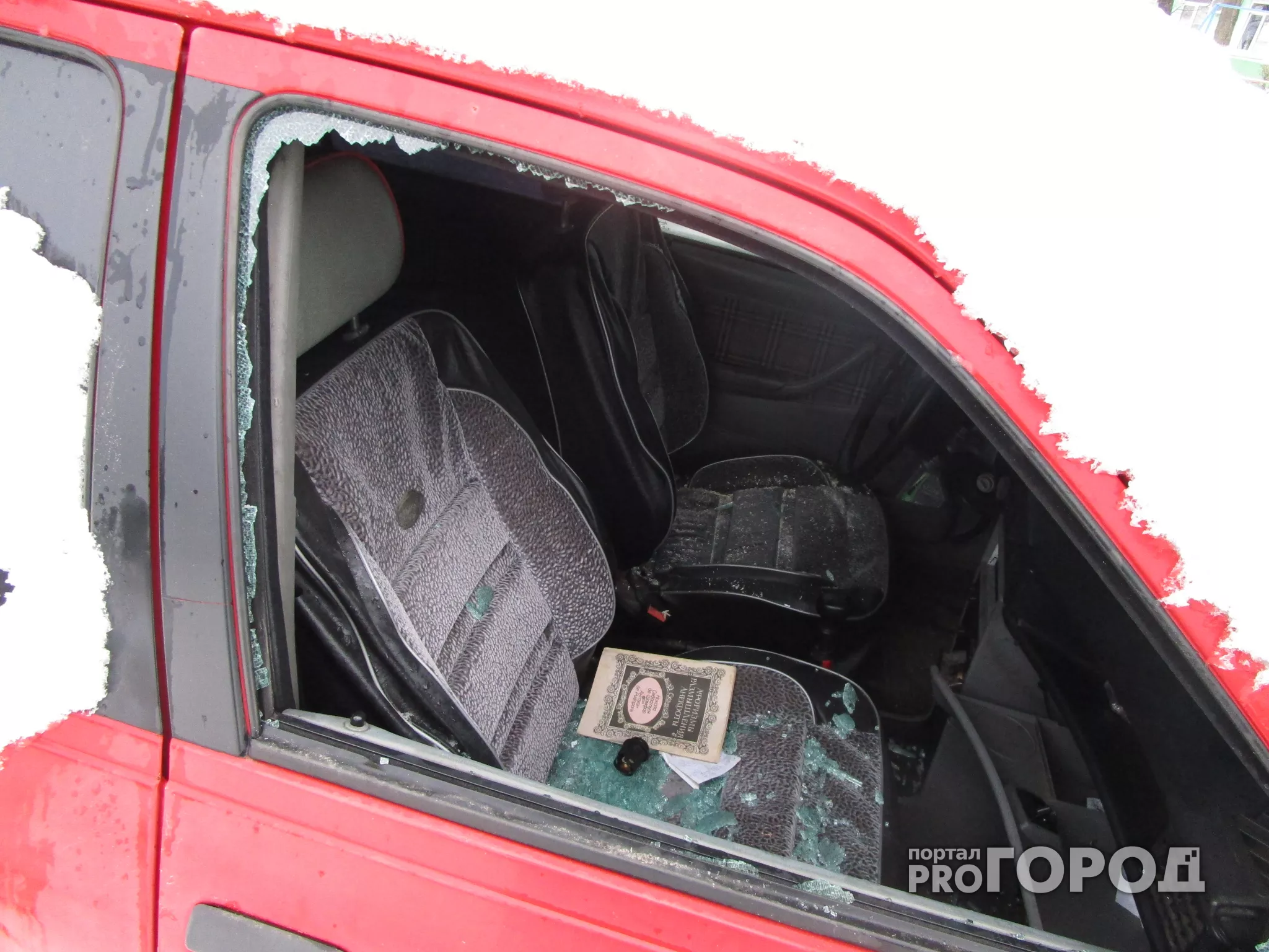 Фото к статье: В Новочебоксарске задержали мужчину, разбившего стекла 7 машин