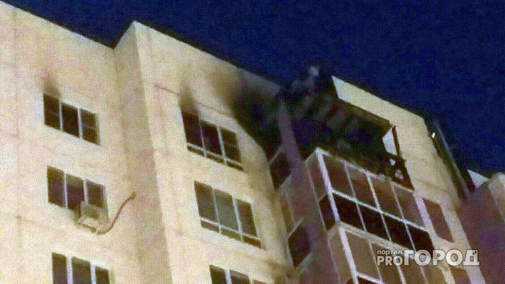 В Чебоксарах выстрел фейерверка попал прямо в окно квартиры