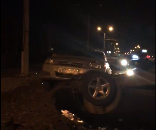 В Чебоксарах автомобиль врезался в бордюр и перевернулся