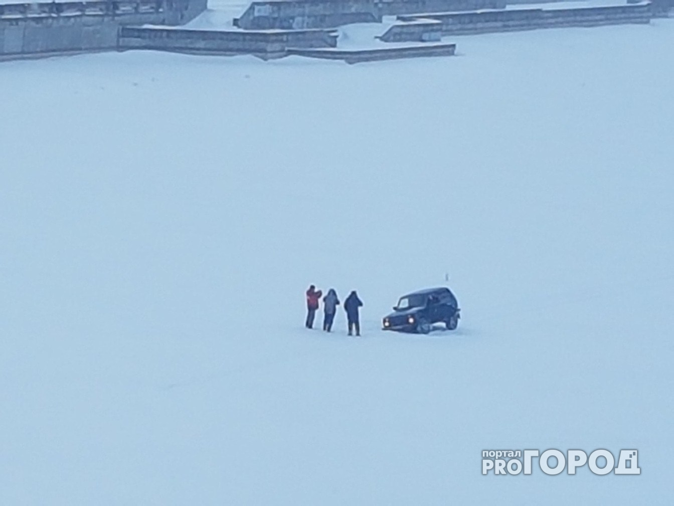 В Чебоксарах на лед залива выехала "Нива" и провалилась