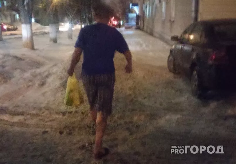Фото к статье: В центре Чебоксар мужчина шел по снегу в сланцах и кричал на прохожих