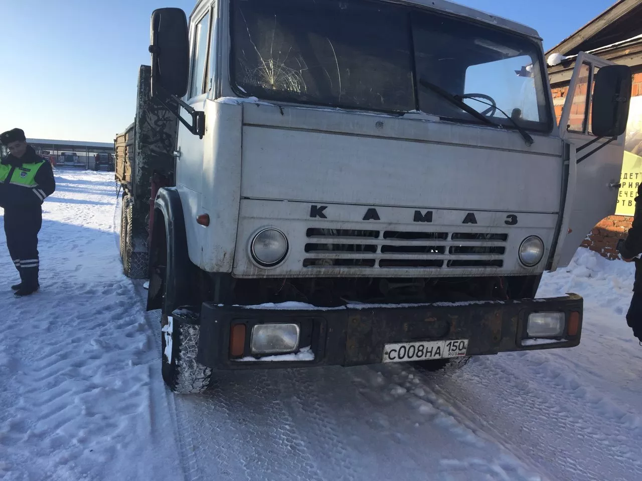 Фото к статье: В Чувашии найден КамАЗ, протаранивший школьный автобус и скрывшийся с места ДТП