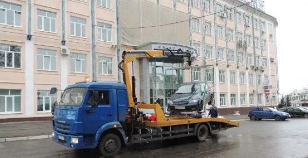 Фото к статье: В Чебоксарах массово эвакуируют неправильно припаркованные машины