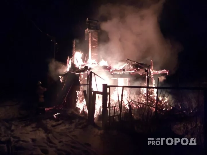 Фото к статье: В Новочебоксарске горит дачный домик