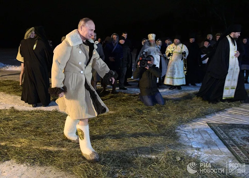 Фото к статье: Владимир Путин окунулся в купель на Крещение