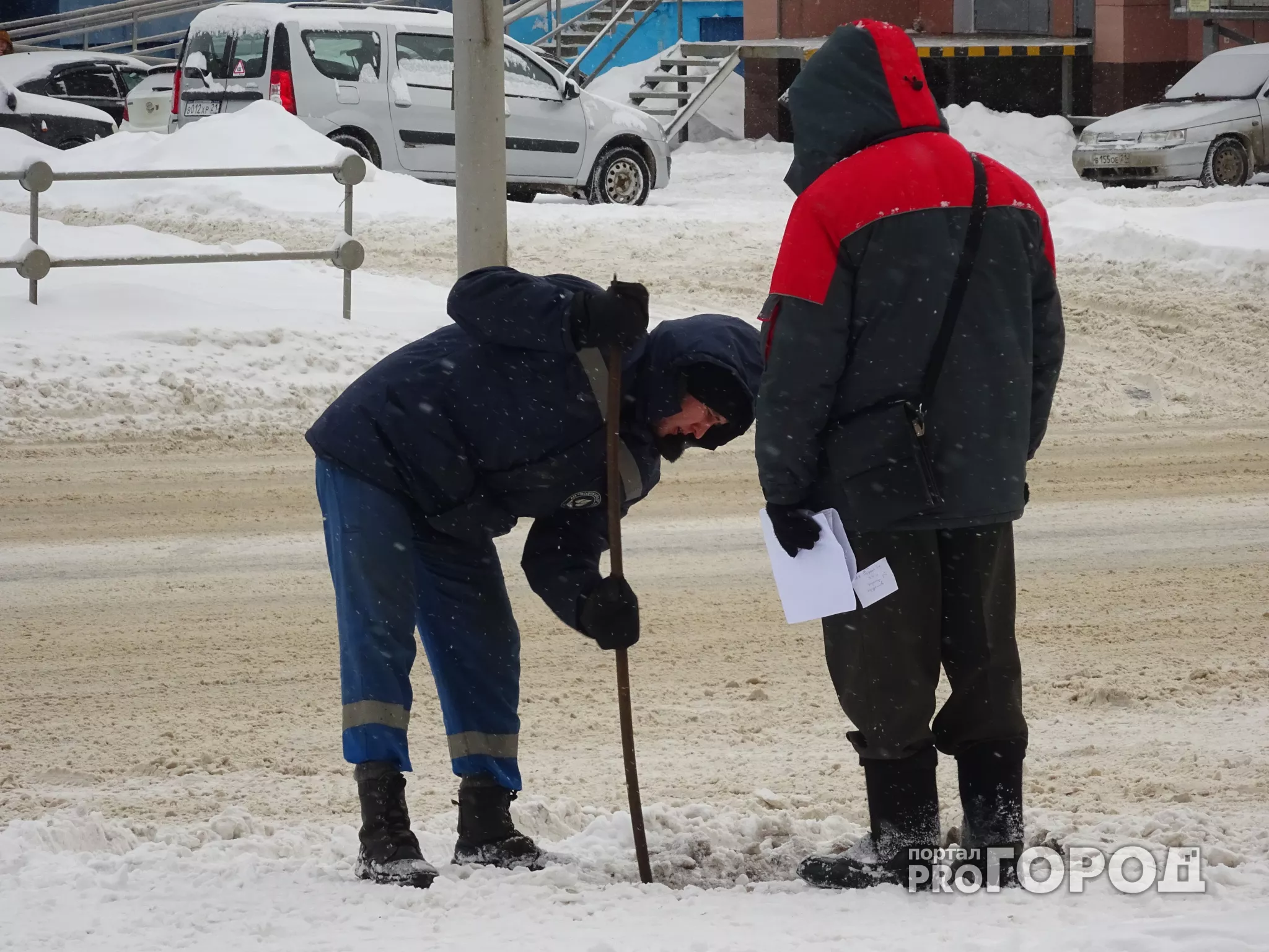 Фото к статье: Рабочие устраняют причину потопа на автодороге в Чебоксарах