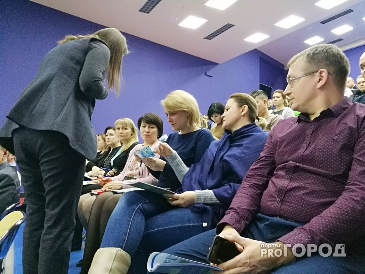 Фото к статье: В Чебоксарах продавцов учат работать с банкнотами в 200 и 2000 рублей
