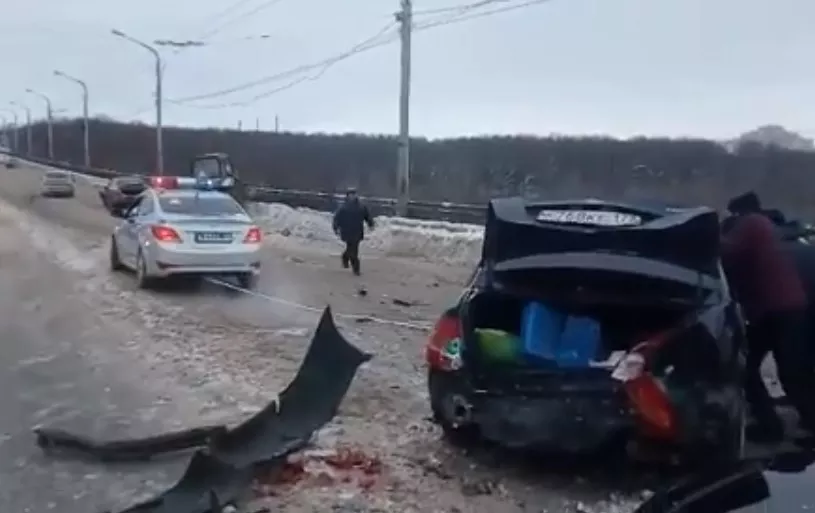 Фото к статье: Появились подробности и видео массового ДТП на Гагаринском мосту