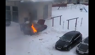 В Новочебоксарске сгорел припаркованный во дворе автомобиль