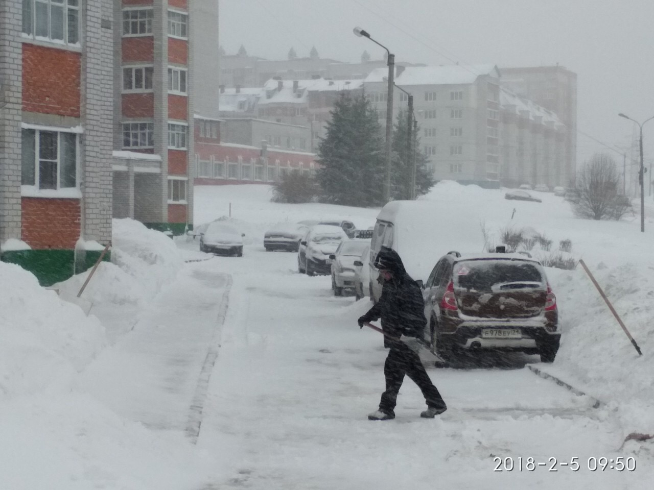 В Чебоксарах снег вручную убирали больше 1000 человек