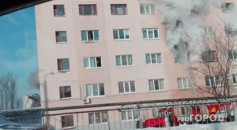 Фото к статье: В Чебоксарах горит здание общежития