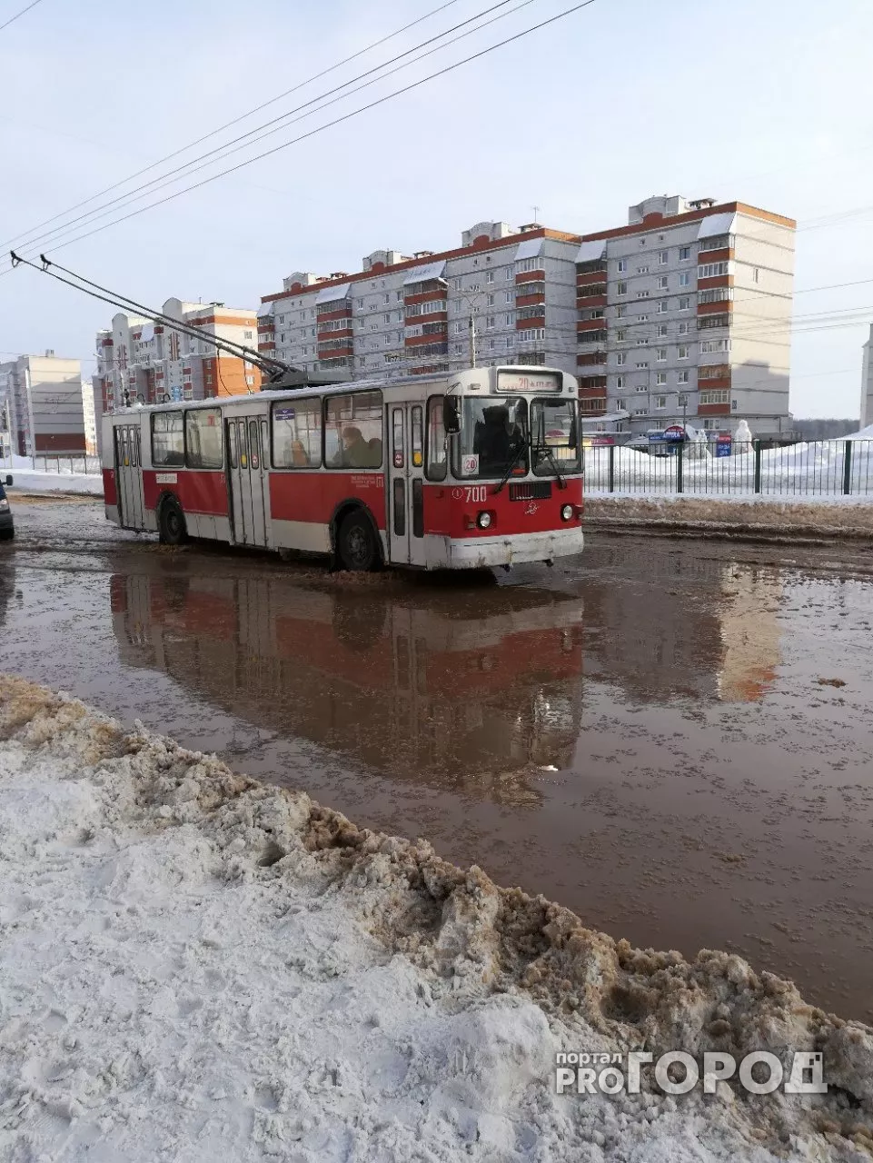 Фото к статье: В Чебоксарах затопило проезжую часть