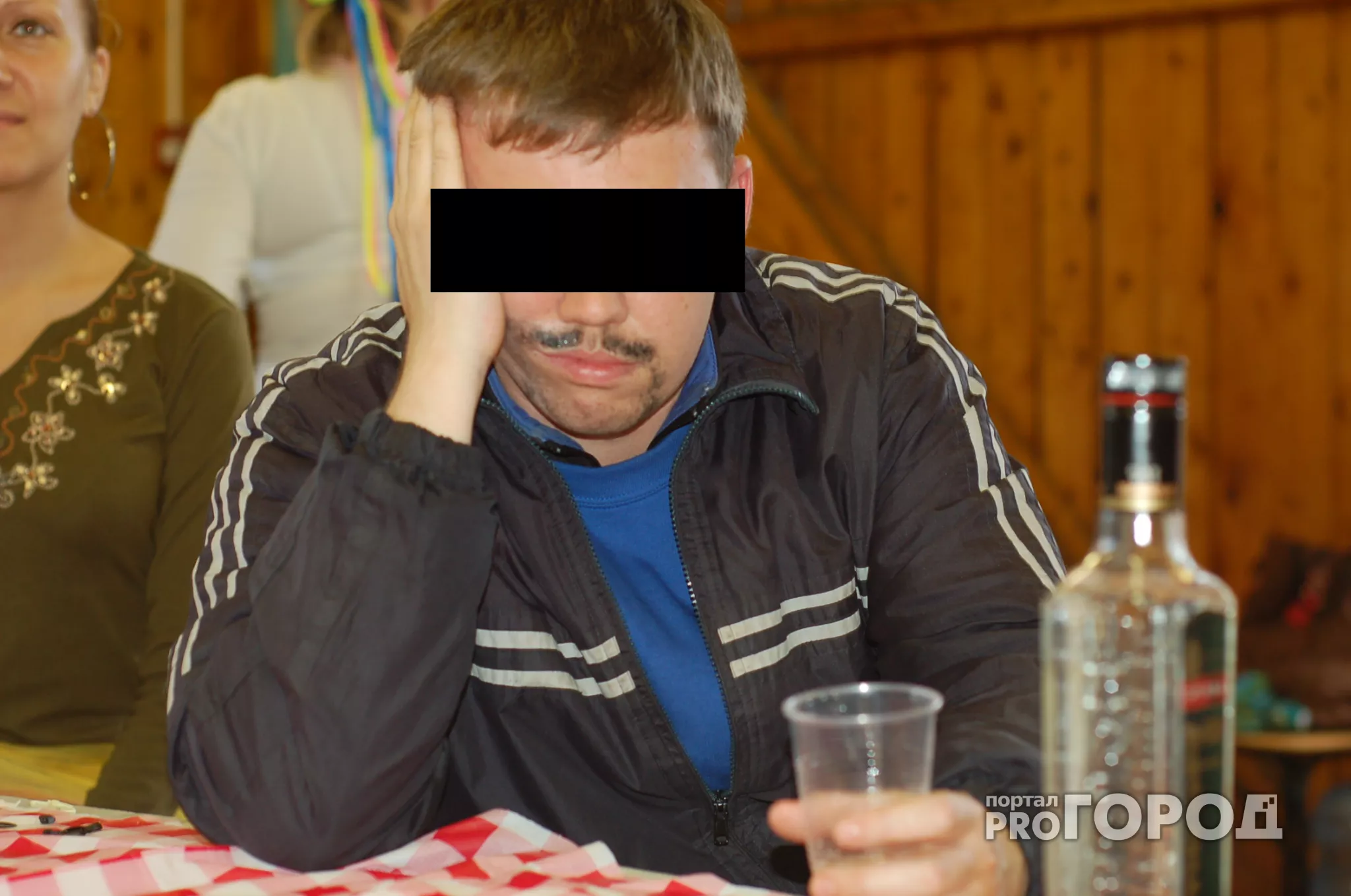Фото к статье: В Янтиковском районе мужчина спаивал пасынка