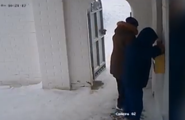 Появилось видео, как мужчина крестится и совершает кражу в монастыре Цивильска
