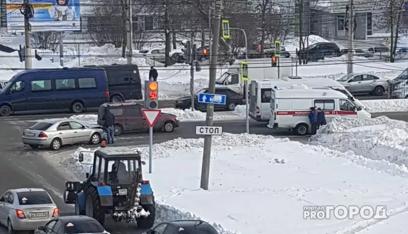 Фото к статье: В Чебоксарах женщина рожала в скорой, когда в них врезался автомобиль