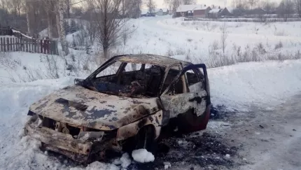 Фото к статье: В Ядринском районе автомобиль сгорел во время движения