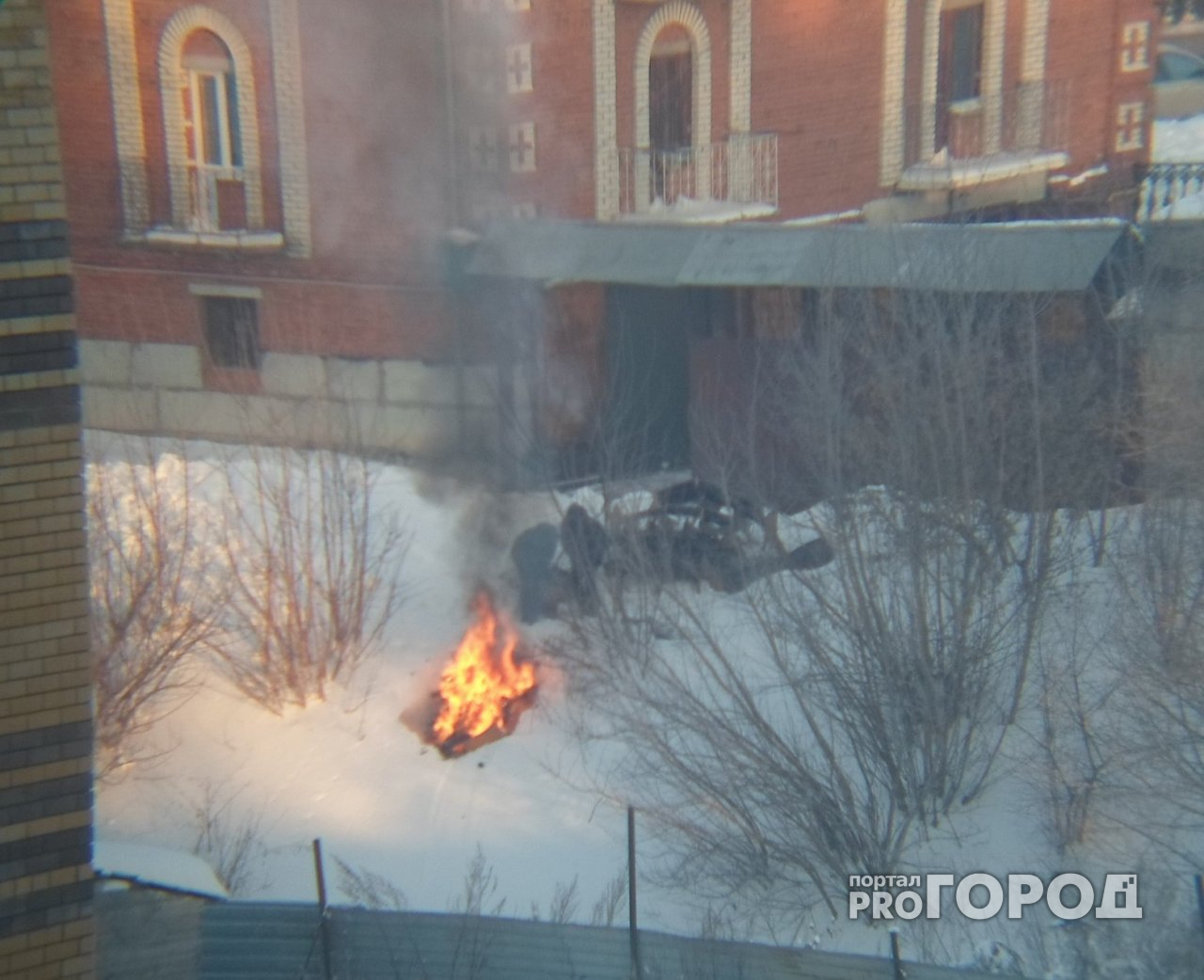 В Новочебоксарске возле собора жгли костер