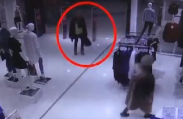 В Чебоксарах на видео попал момент, как женщина дерзко крадет чулки