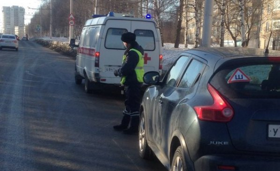 В Чебоксарах полицейские помогли автоледи, которой стало плохо на дороге