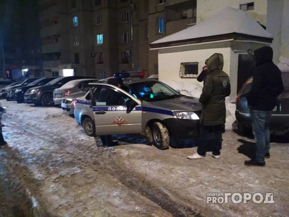 Фото к статье: В Чебоксарах на парковке выезжающая «Приора» протащила на капоте парня