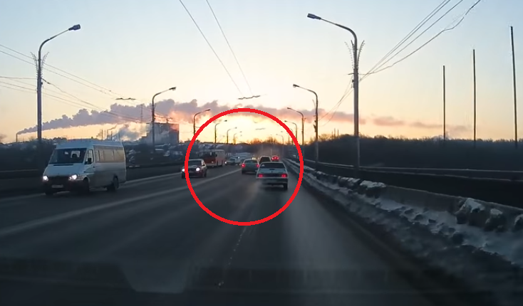 Появилось видео момента аварии ДТП со скорой на Гагаринском мосту