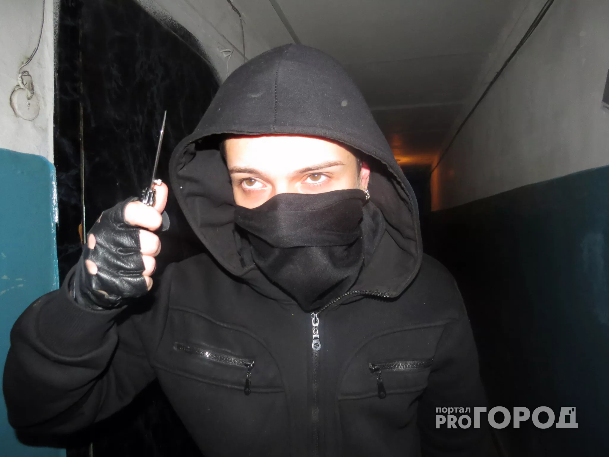 Фото к статье: В новочебоксарском подъезде у мужчины отняли ботинки