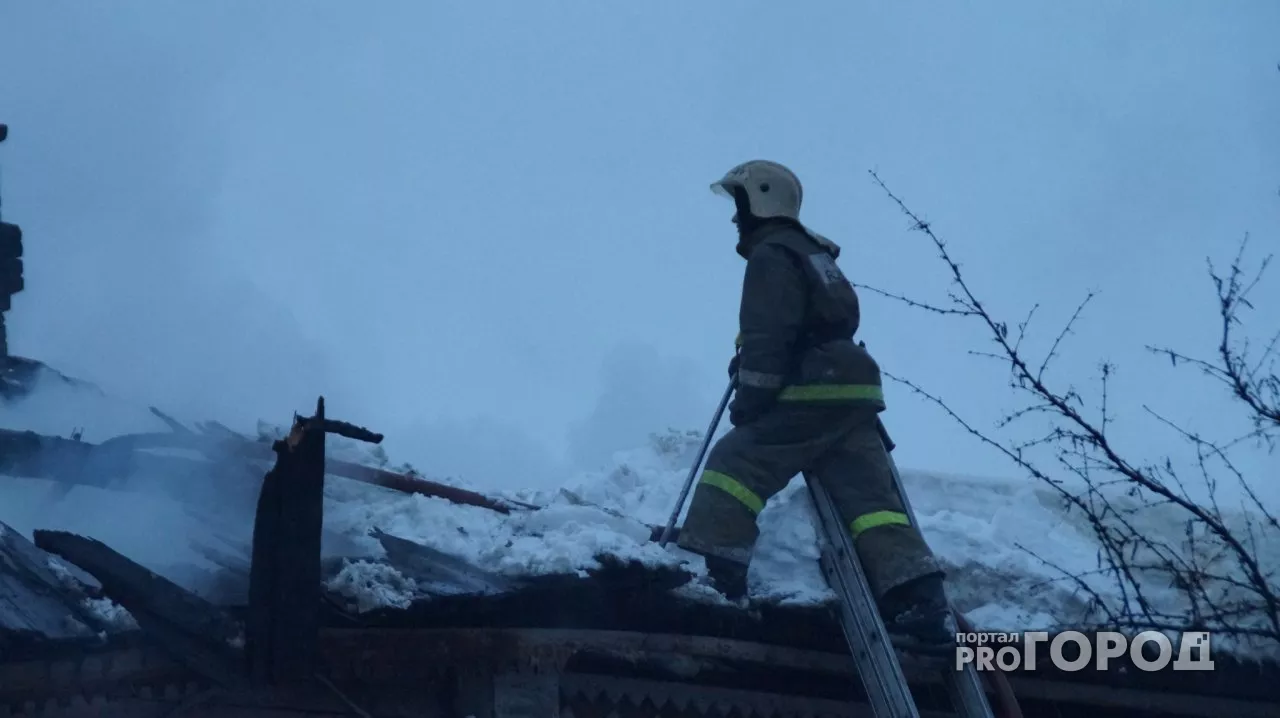 Фото к статье: В Чувашии утром загорелся жилой дом