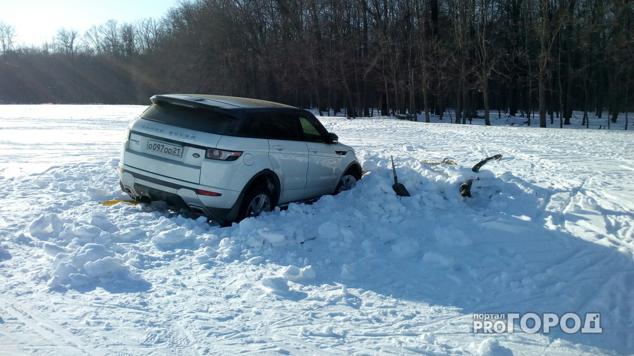 В Чебоксарах жители катались на лыжах и нашли у леса Range Rover