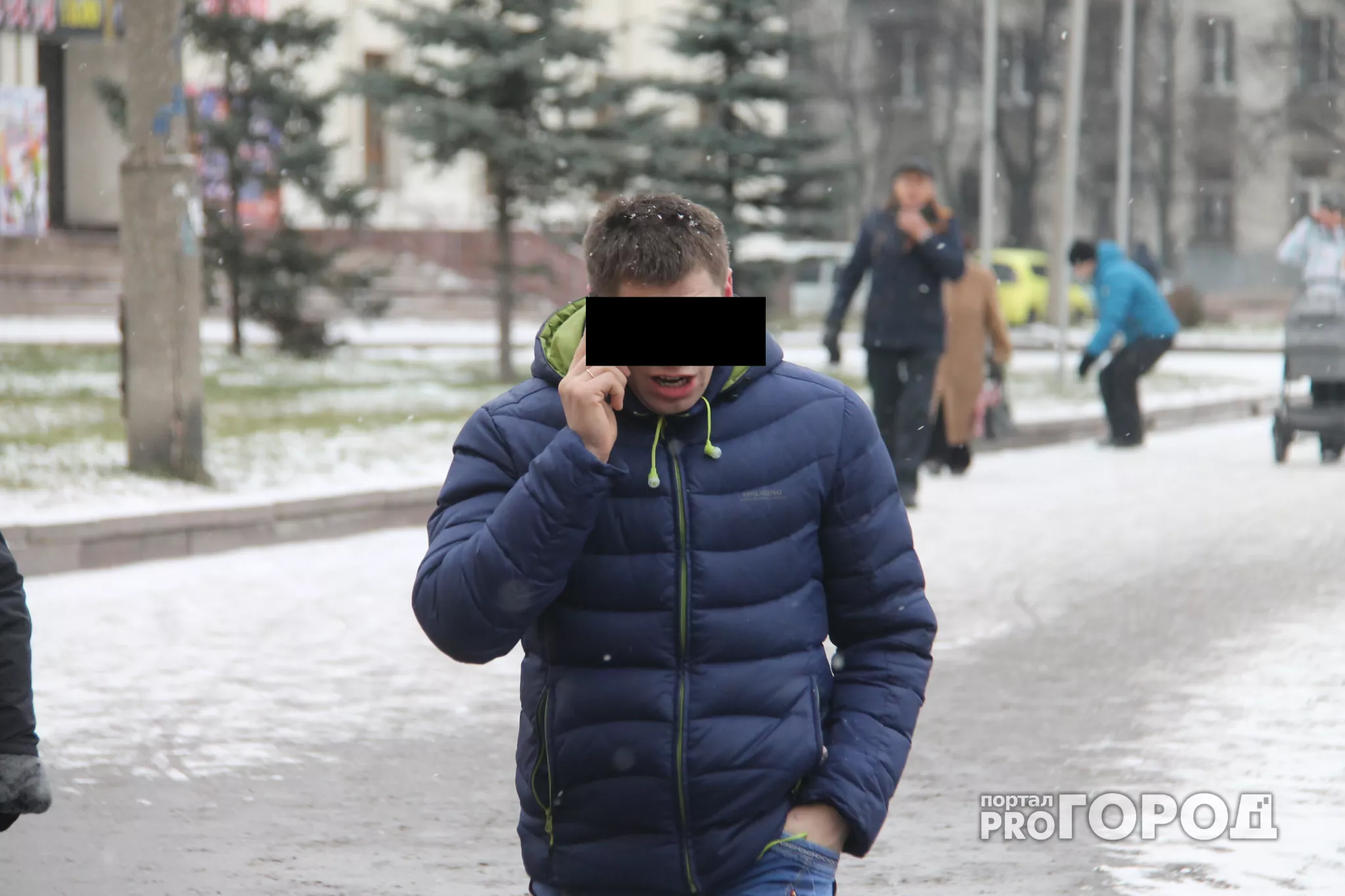 Фото к статье: Житель Чувашии болтал по телефону и лишился денег из банкомата