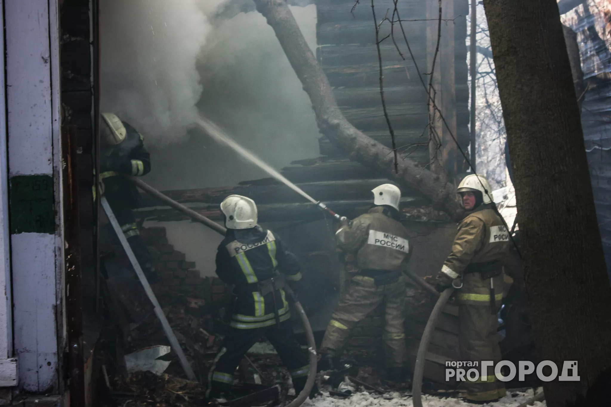 Фото к статье: В Чувашии мужчину не пустили в гости и он сжег дом с обидчиками
