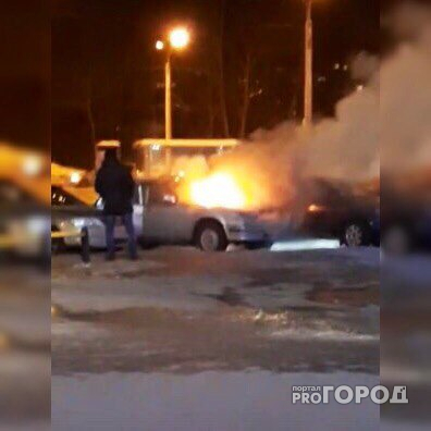 В Чебоксарах у торгового центра вспыхнула «Волга»