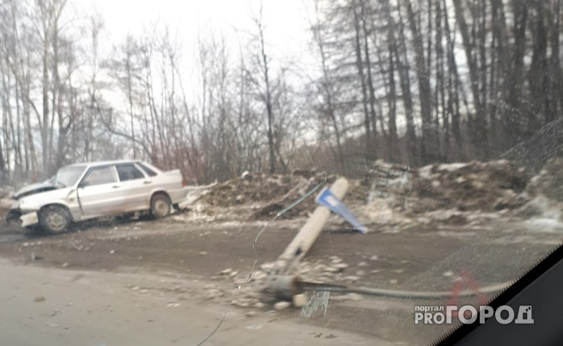 В Чебоксарском районе "пятнадцатая" снесла столб, есть пострадавшие
