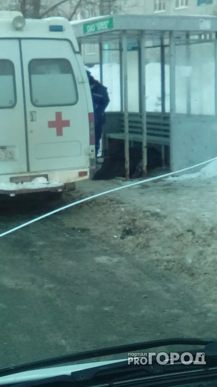 Фото к статье: В Чебоксарах рано утром на остановке умер мужчина