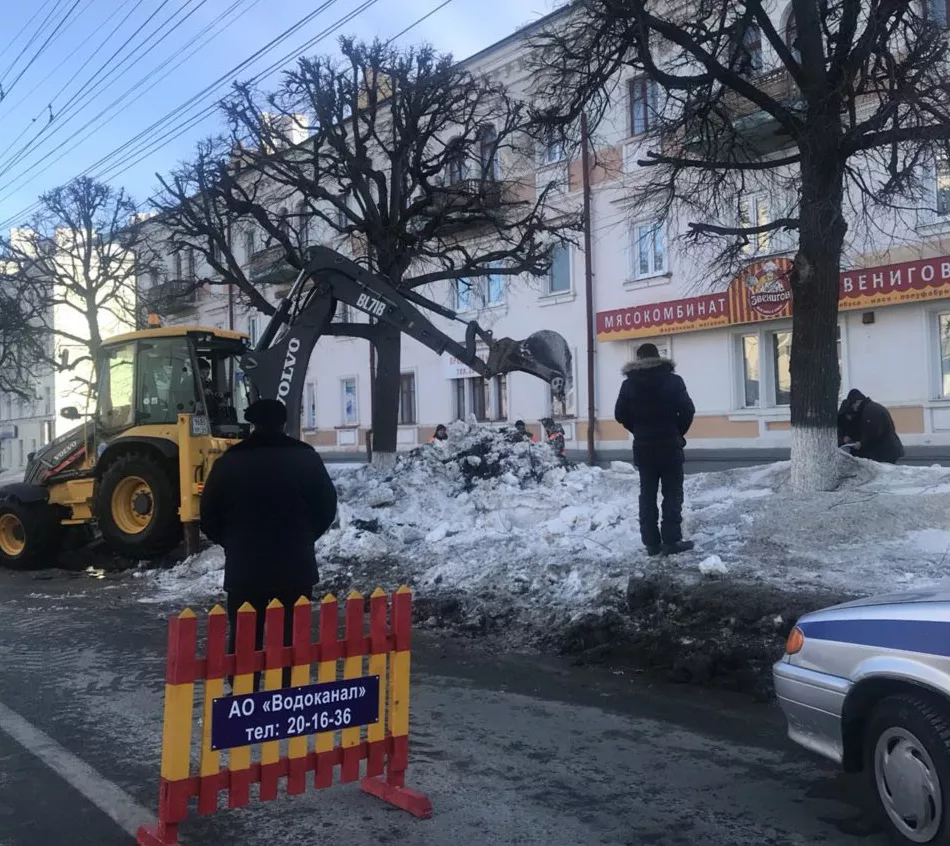 Фото к статье: В центре Чебоксар из-за аварии вздулся асфальт