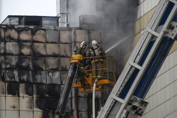 В МЧС заявили о 64 погибших в пожаре в кемеровском торговом центре