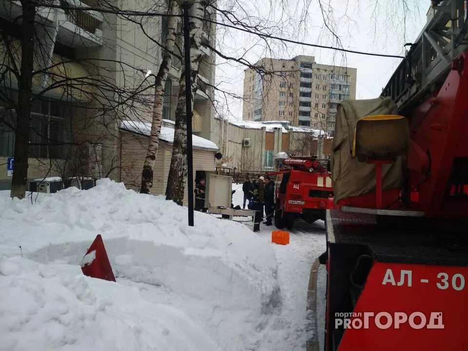 Фото к статье: В Чебоксарах пожарные машины окружили «Отель Дис»