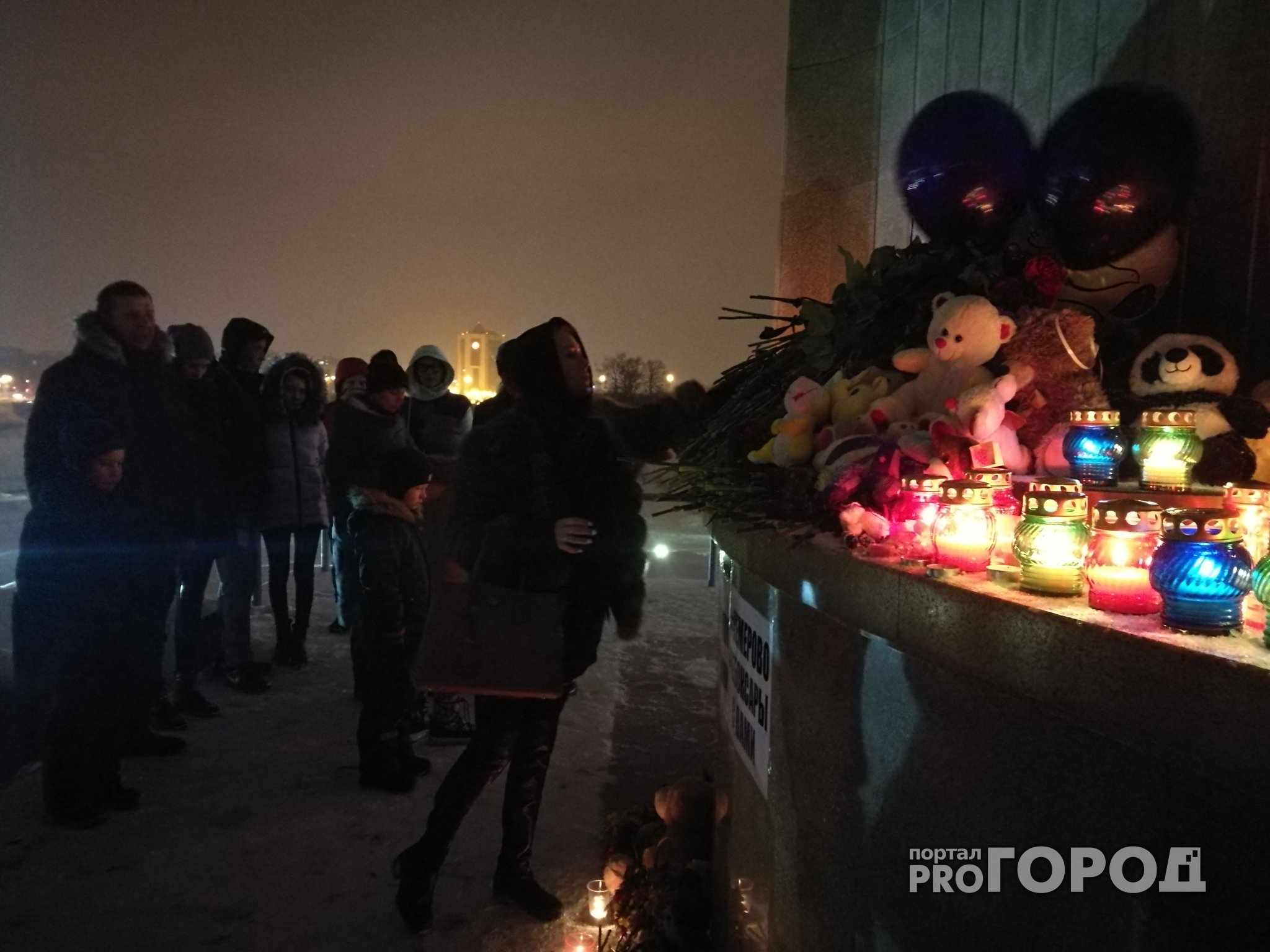 Чебоксарцы скорбят по жертвам пожара: "Кемерово, мы с тобой"