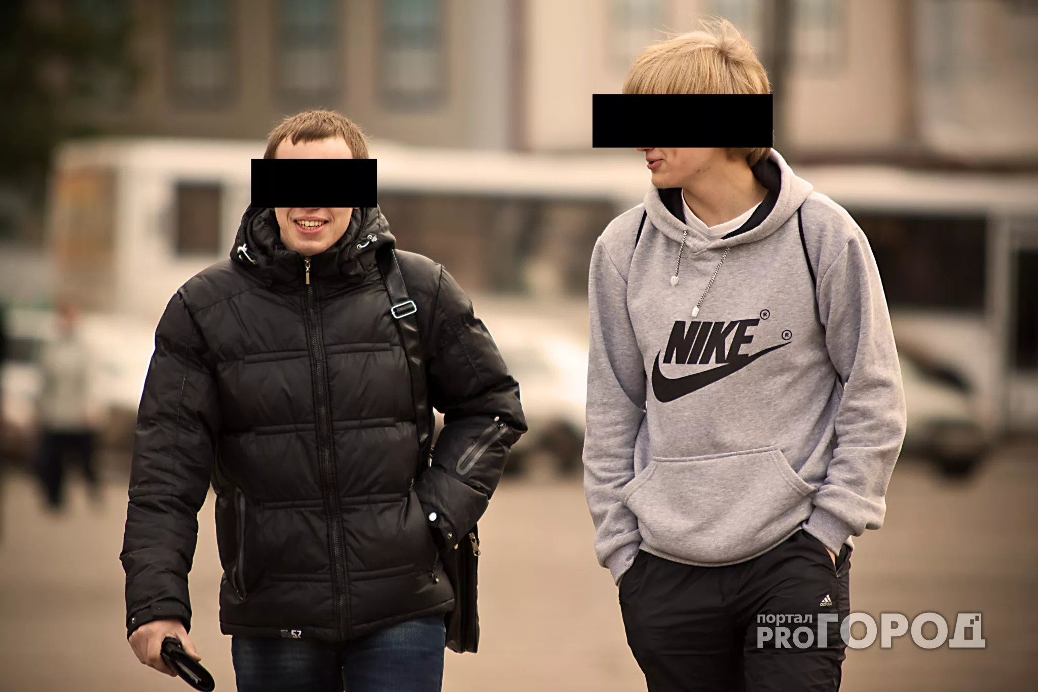Фото к статье: В Новочебоксарске два парня внаглую унесли из магазина ящик для пожертвований
