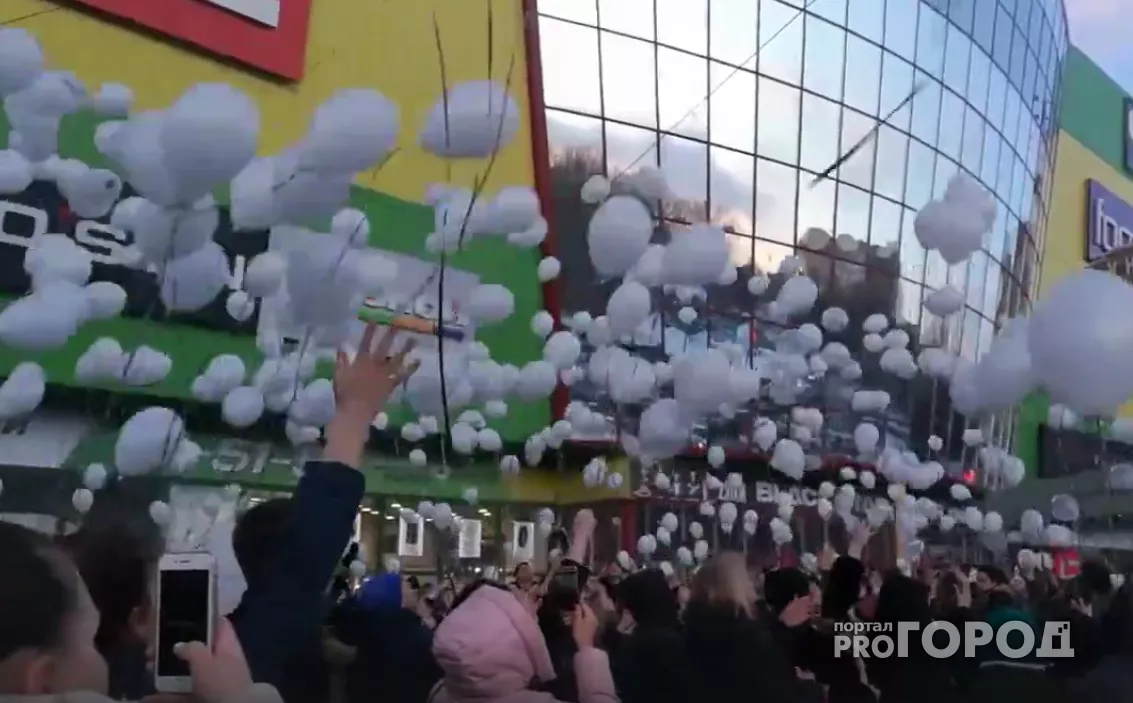 Фото к статье: Жители Чувашии запустили в небо тысячи белых шаров в память о погибших в Кемерове