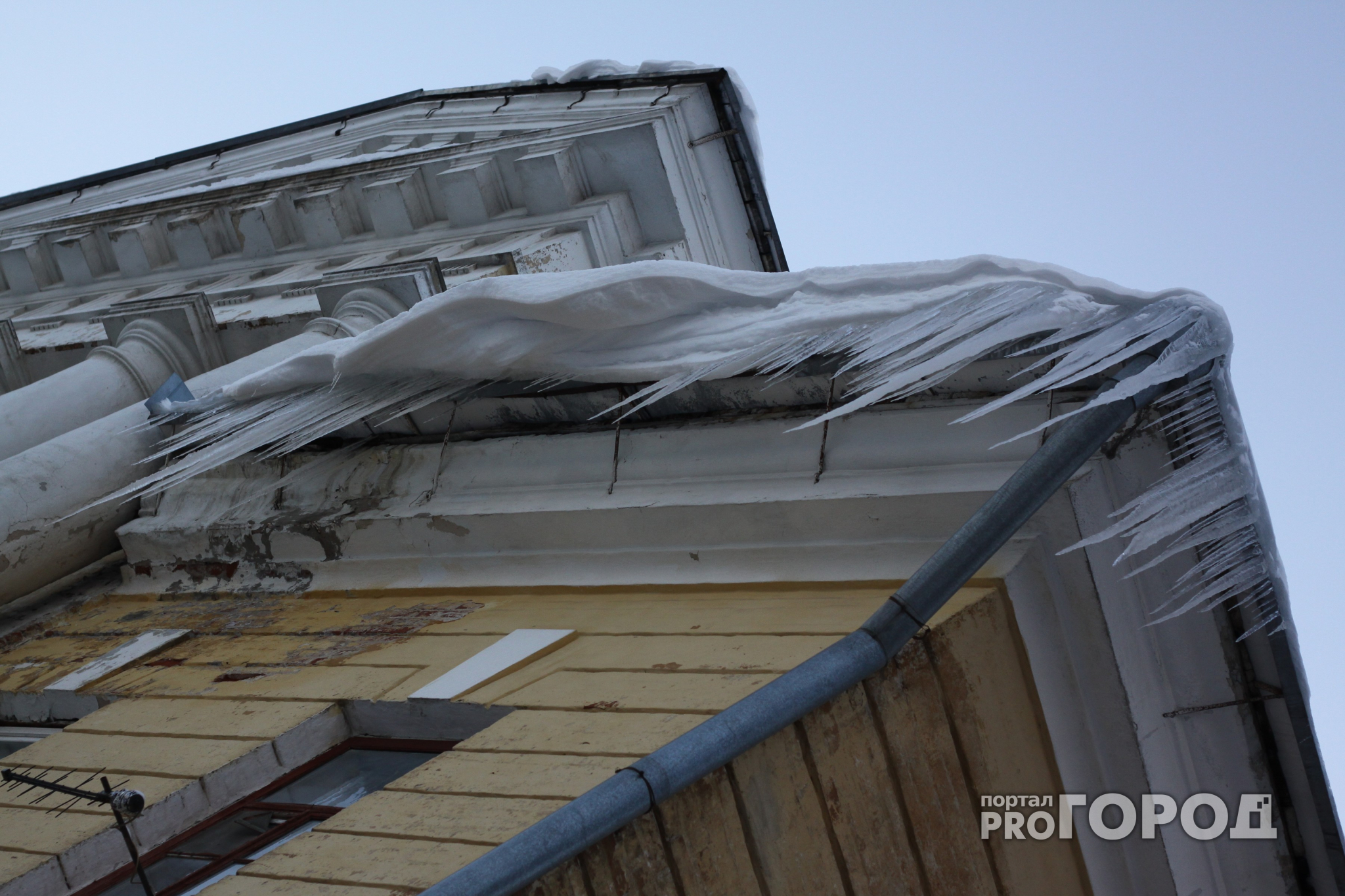 В Чебоксарах на женщину с крыши упала снежная глыба