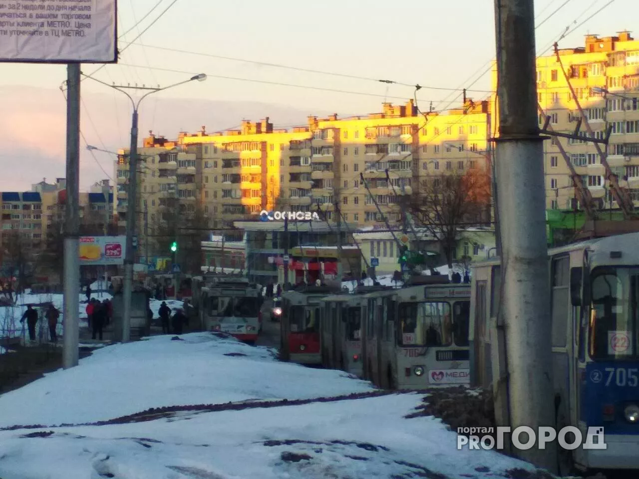 Фото к статье: В Чебоксарах из-за ДТП с «Ренж Ровером» встали 17 троллейбусов
