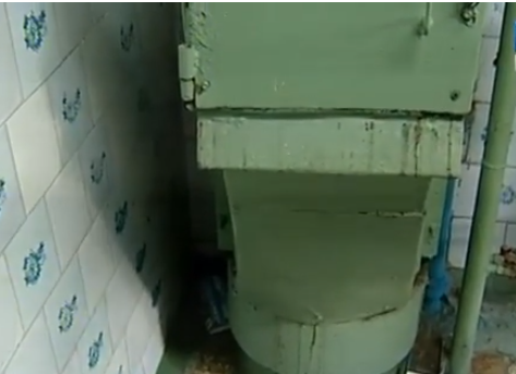 В Чебоксарах жильцы общежития жалуются на мусоропровод на кухне