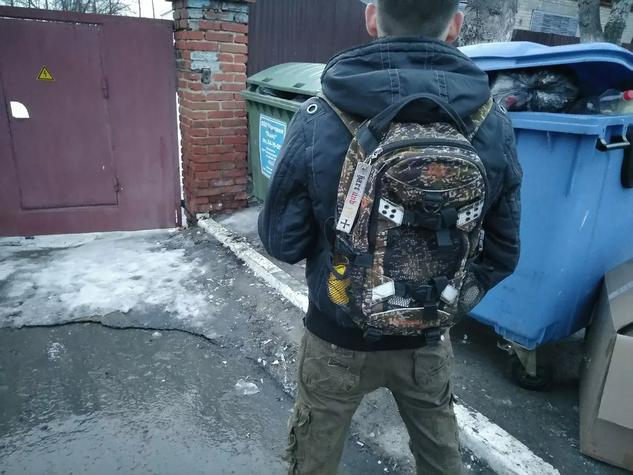 Фото к статье: В Новочебоксарске горожанка спасла мужчину, у которого загорелся рюкзак