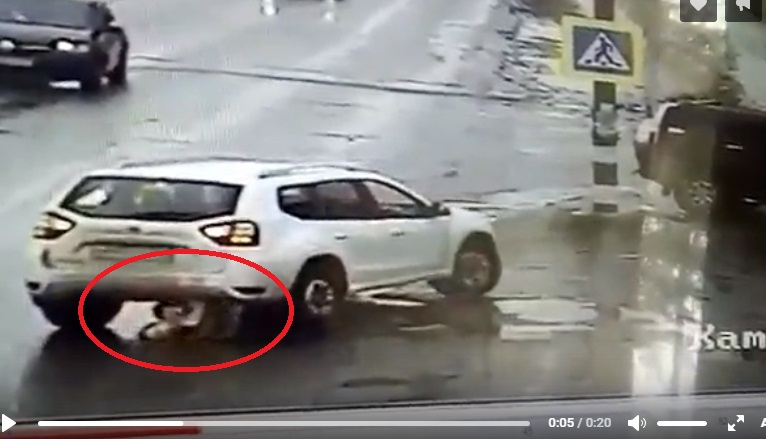 Видео ДТП в Шумерле: автомобиль задним ходом заехал на женщину