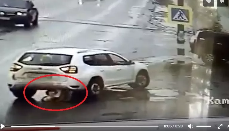 Фото к статье: Видео ДТП в Шумерле: автомобиль задним ходом заехал на женщину