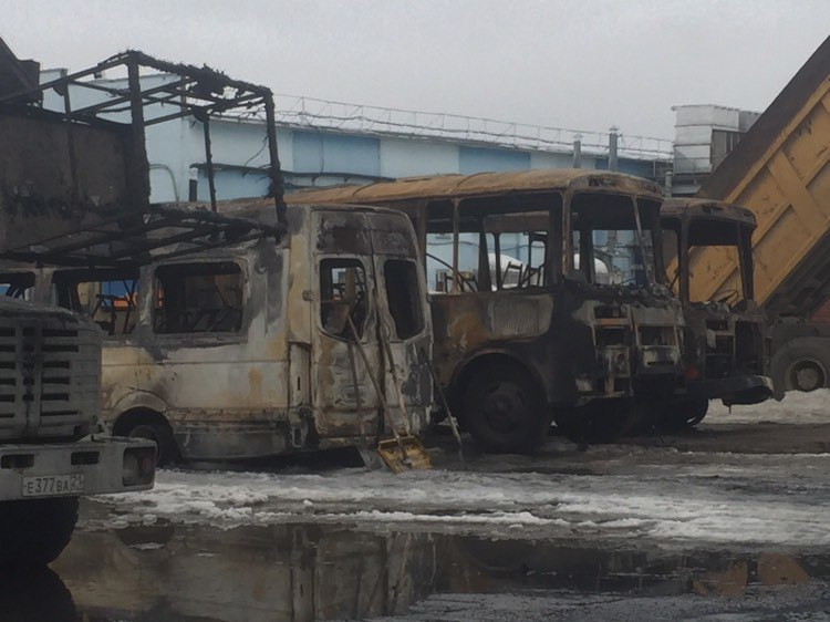 В Новочебоксарске ночью сгорели 5 автобусов и 16 автомобилей