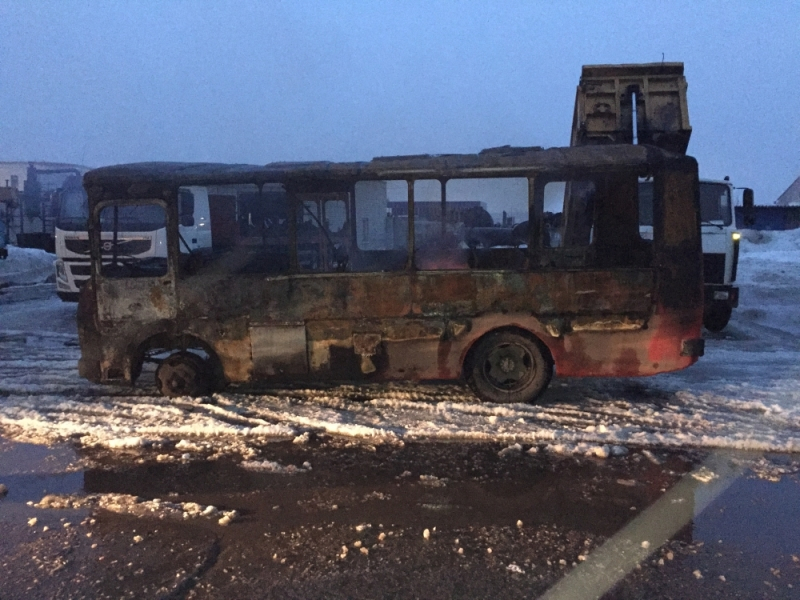 Сотрудники предприятия, где сгорел 21 автомобиль, рассказали подробности