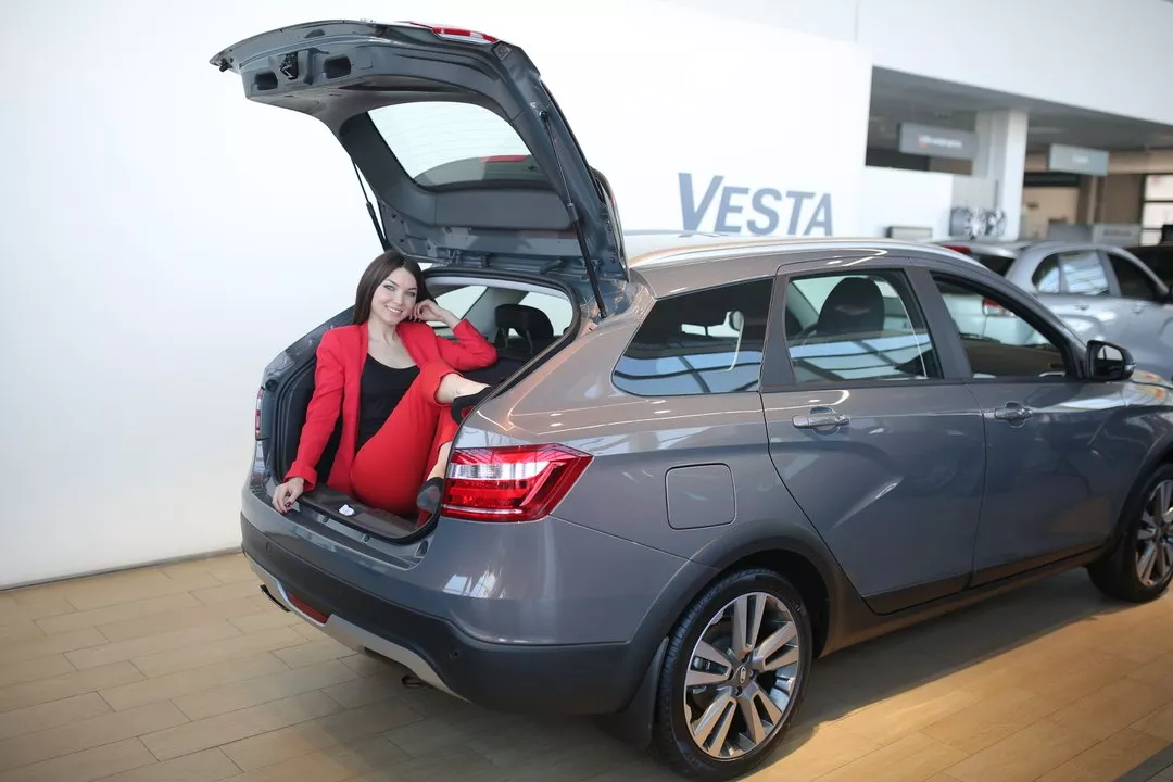 Фото к статье: Цены тают на новые автомобили Lada Granta и Lada XRAY в «Диал-Авто»